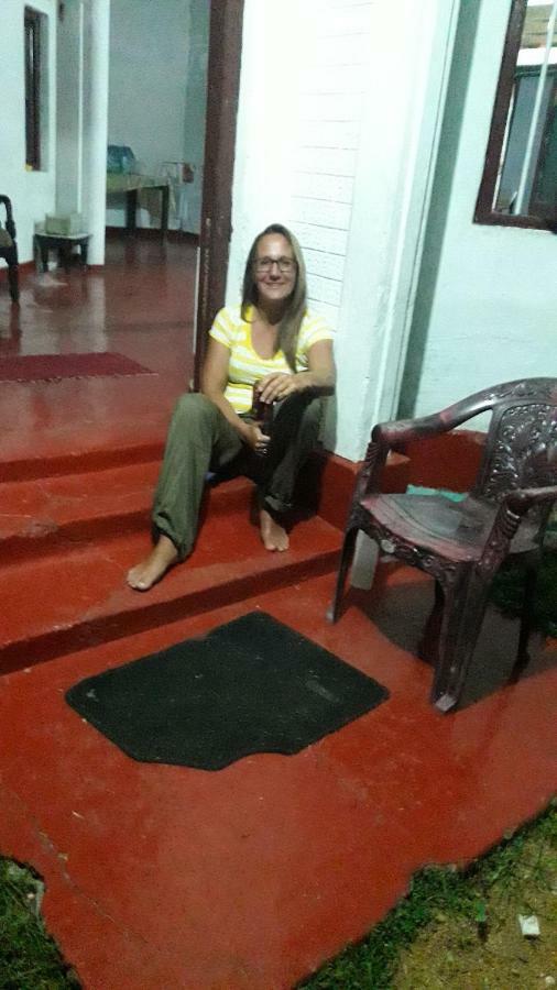 Colonial Surfing Villa Hostel & Home Stay Midigama East Exterior foto