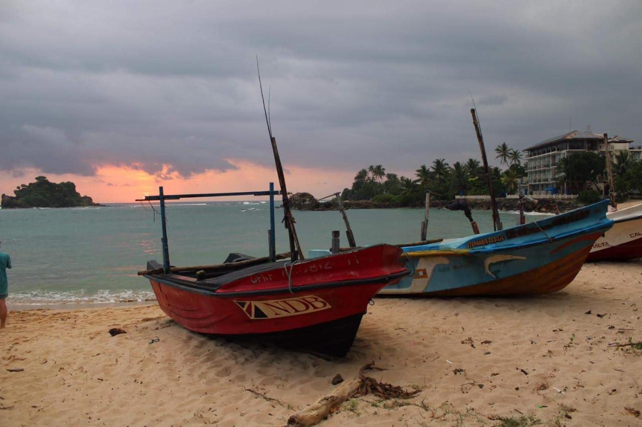 Colonial Surfing Villa Hostel & Home Stay Midigama East Exterior foto